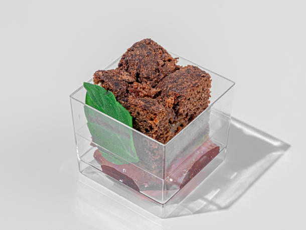 Шоколадный Брауни с ягодным соусом