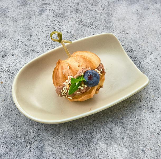 Профитроль с паштетом и голубикой