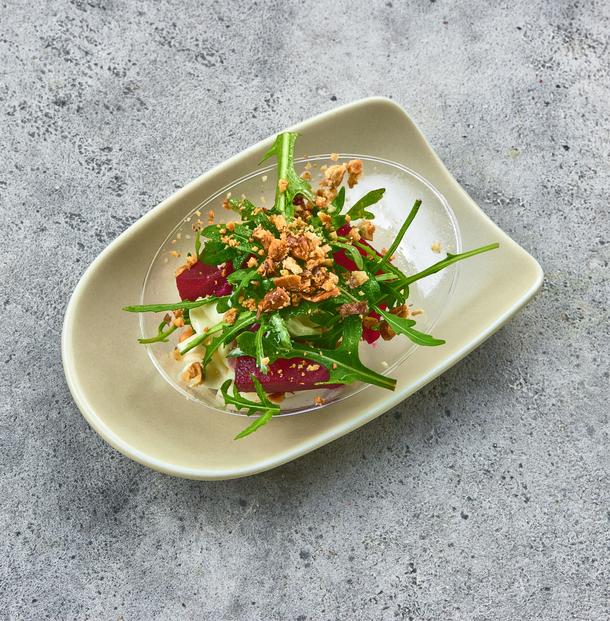 Салат со свеклой, грецким орехом и сырным муссом в верине