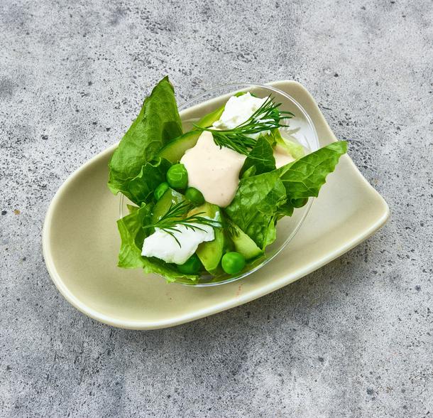 Зеленый салат с йогуртовым соусом в верине