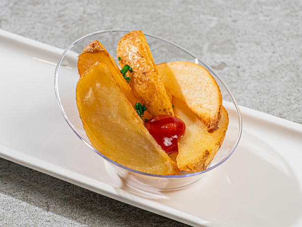 Картофельные дольки с кетчупом в верине