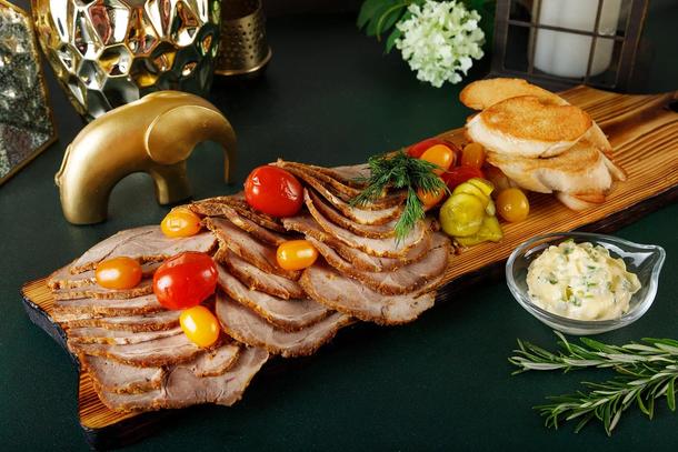 Доска с домашней бужениной и солениями