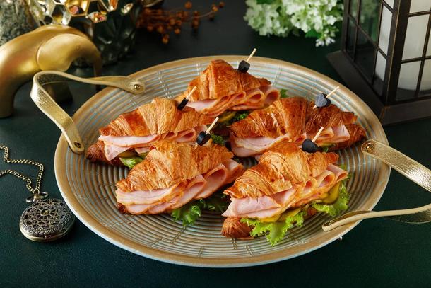 Круассан с копченой бужениной и маринованными огурцами Круассан с копченой бужениной и маринованными огурцами