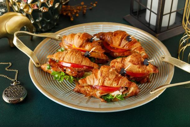 Круассан с курицей на гриле и соусом цезарь