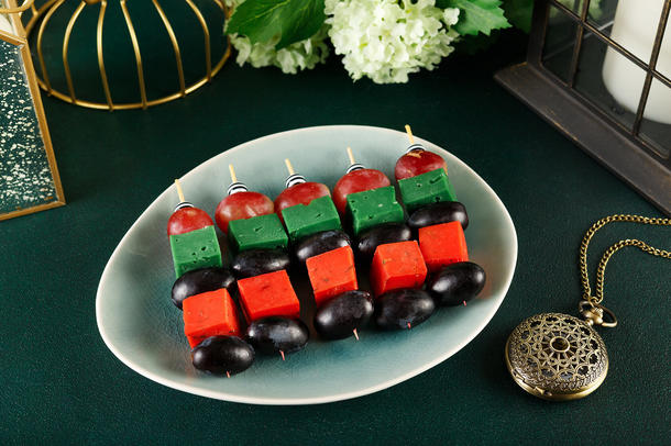 Канапе с сыром и виноградом