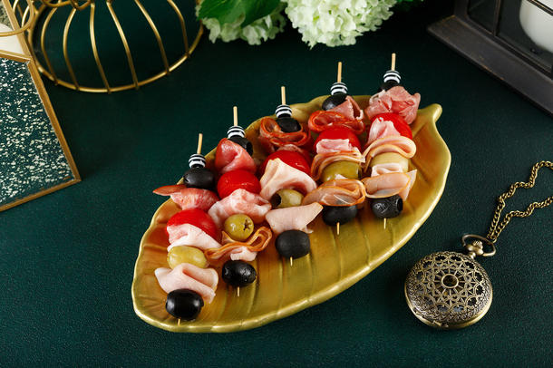 Канапе с мясными деликатесами Канапе с мясными деликатесами