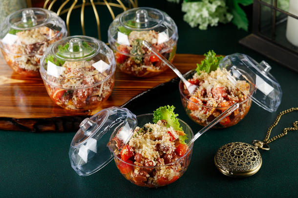 Салат с красной фасолью, помидорами и грецкими орехами