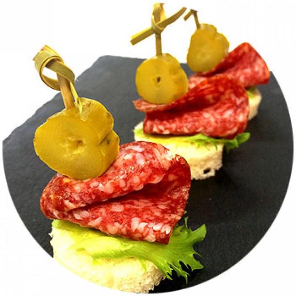 Канапе с салями и корнишоном Канапе с салями и корнишоном