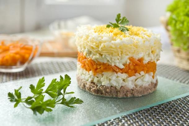 Салат Мимоза с копчёной скумбрией Салат Мимоза с копчёной скумбрией