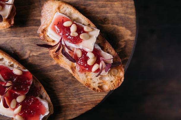 Брускетта с камамбер и брусникой