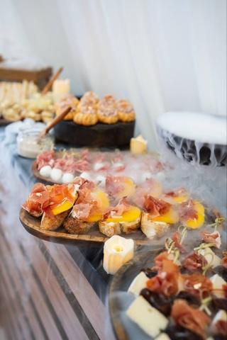 Брускетта с хамоном и персиком