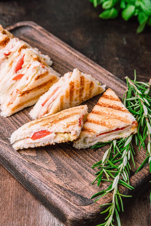 Мини сэндвичи (треугольники) с ветчиной и сыром Мини сэндвичи (треугольники) с ветчиной и сыром