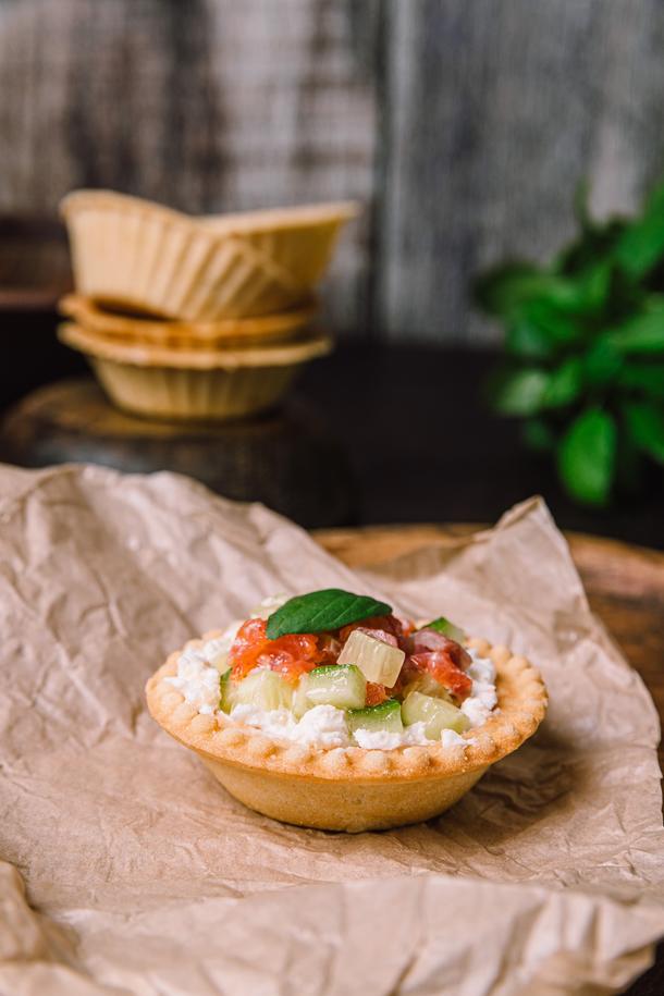 Тарталетка с творожным сыром и семгой