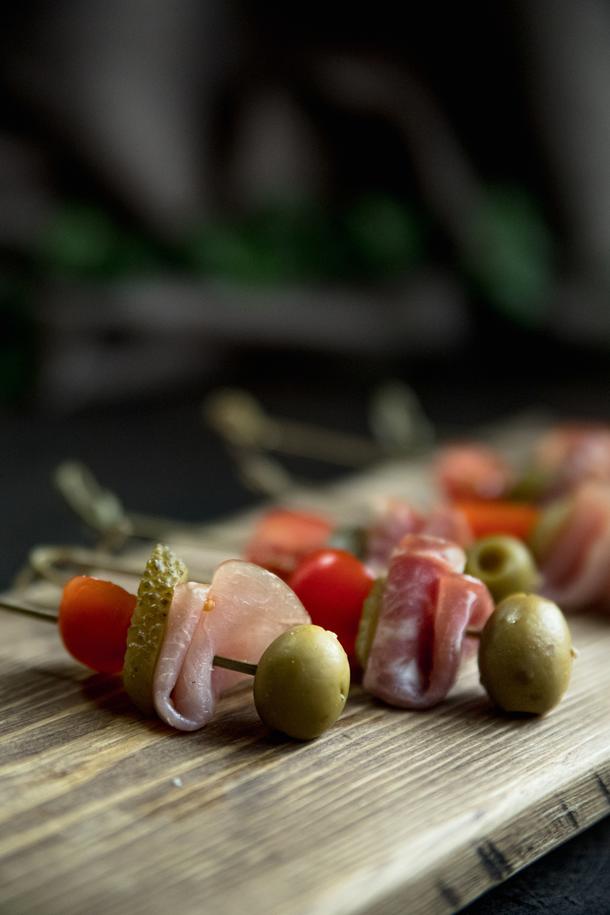 Канапе с сальчичон и маринованным корнишоном Канапе с сальчичон и маринованным корнишоном