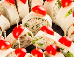 Сочное куриное филе в пшеничной лепешке с хрустящими салатными листьями, классическим соусом Цезарь и сыром Пармезан Сочное куриное филе в пшеничной лепешке с хрустящими салатными листьями, классическим соусом Цезарь и сыром Пармезан