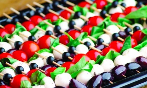 Канапе с мини-моцареллой и черри Канапе с мини-моцареллой и черри