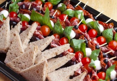 Мини-шпажка с оливками, салями и помидорами Мини-шпажка с оливками, салями и помидорами