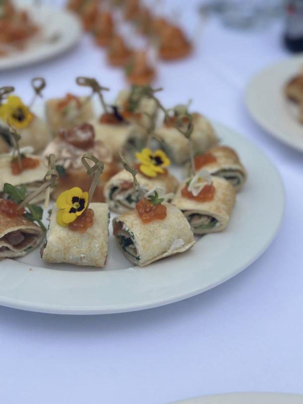 Рулетик блинный с форелью, рукколой и красной икрой Рулетик блинный с форелью, рукколой и красной икрой