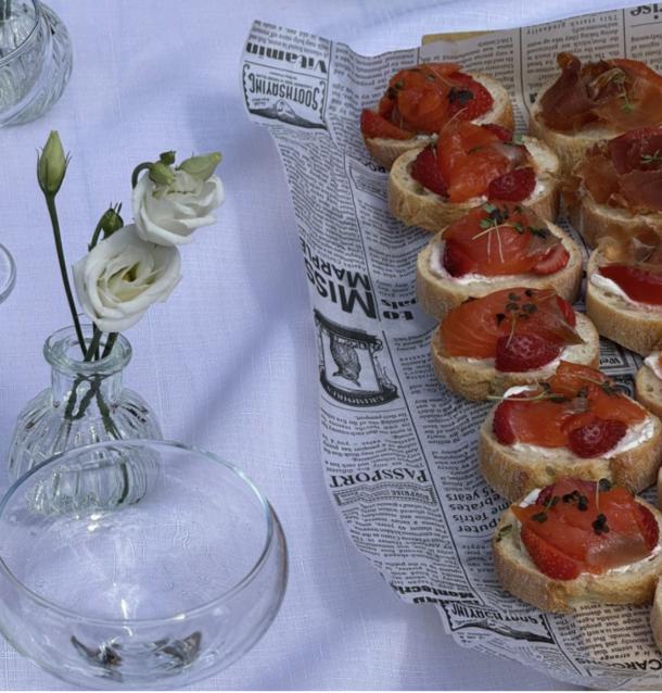 Брускетта с лососем Брускетта с лососем