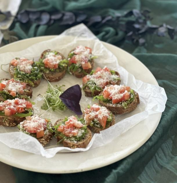 Брускетта с чукой, свежими томатами и стружкой из пармезана