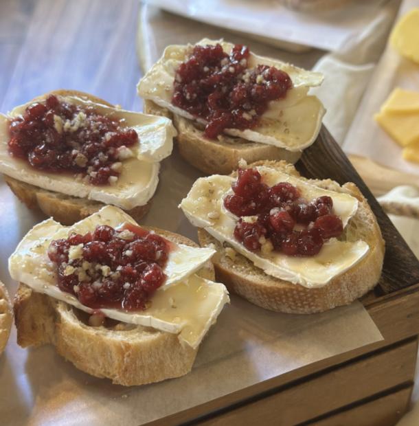 Брускетта с камамбером и брусничным соусом Брускетта с камамбером и брусничным соусом