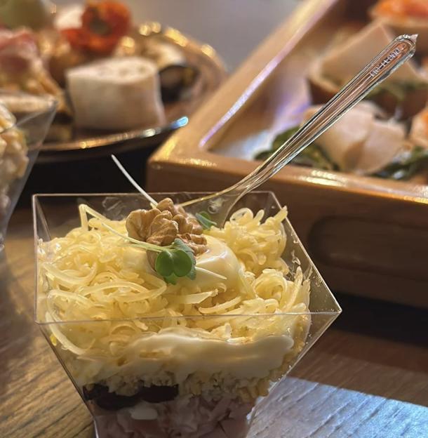 Салат с черносливом, копченым куриным филе, сыром, орехами и перепилиными яйцами (заправлен майонезом домашним)