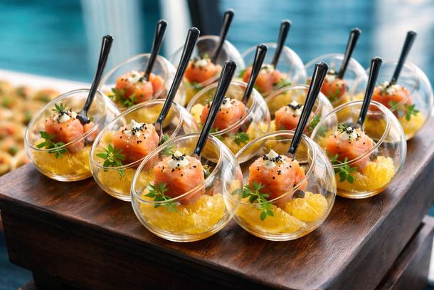 Ломтики лосося собственного посола, крем-чиз, апельсин и пудра из оливок