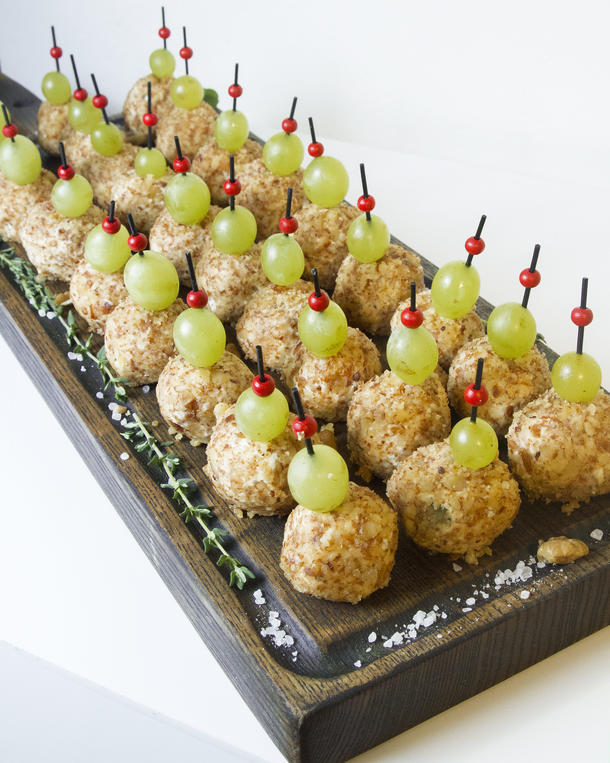 Сырный шарик в миндальной крошке с виноградом Сырный шарик в миндальной крошке с виноградом