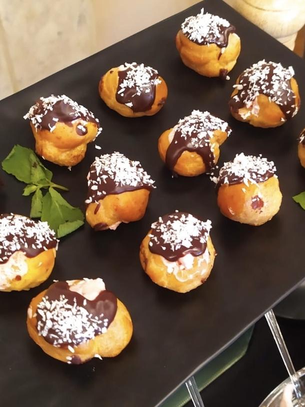 Профитроли с клубникой