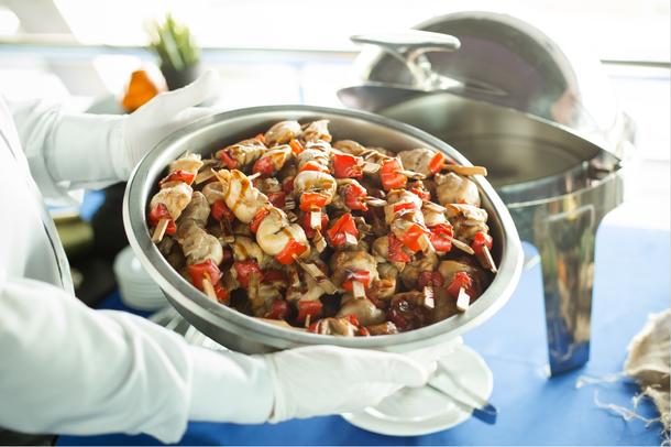 Брошет из куриного филе в кисло сладком соусе с красным сладким перцем