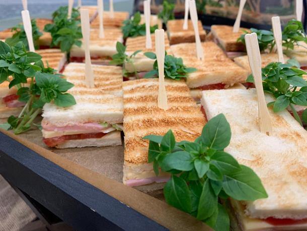 Сэндвич в тостовом хлебе с слабосоленой семгой