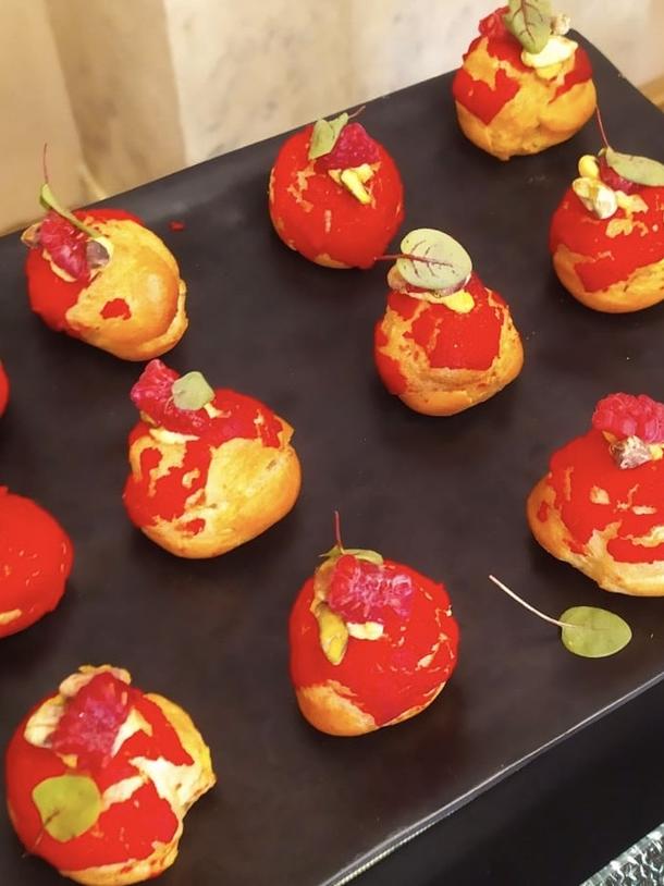 Шу с куриным паштетом со смородиной и фисташками
