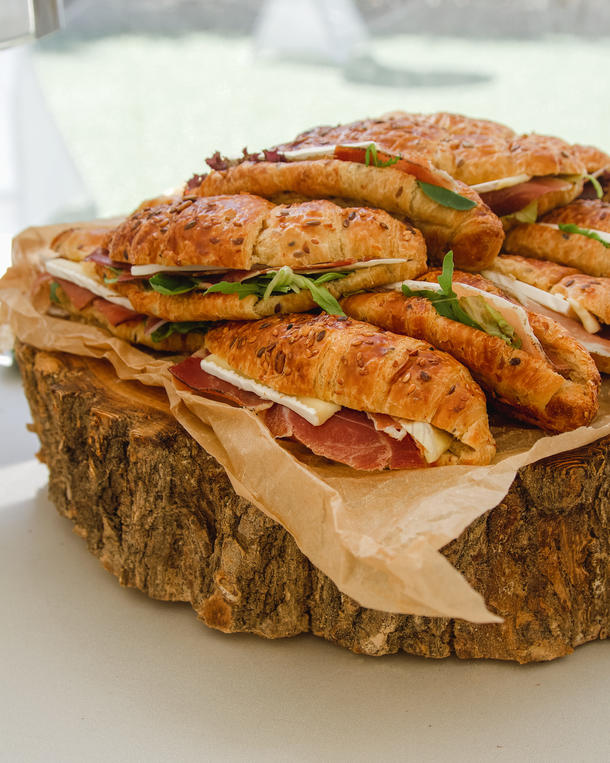 Мини-круассан с мягким сыром и сыровяленной ветчиной