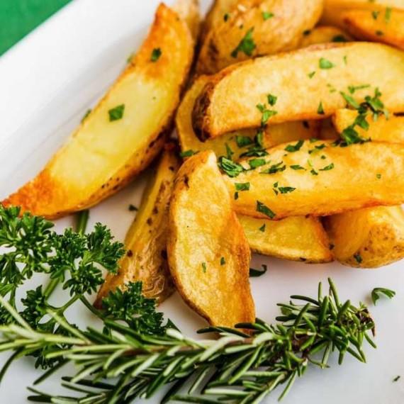 Картофель по-деревенски дольками с паприкой, чесноком и розмарином