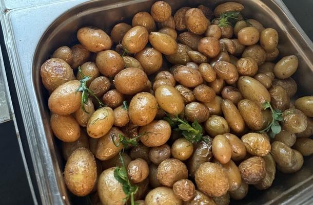 Картофель по-деревенски дольками с паприкой, чесноком и розмарином Картофель по-деревенски дольками с паприкой, чесноком и розмарином