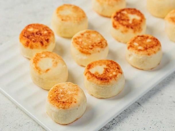 Мини сырники со сметаной и малиновым вареньем