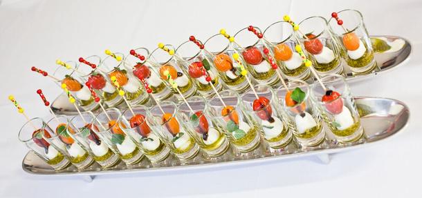 Бокончини: моцарелла, черри томаты, густой бальзамик и песто