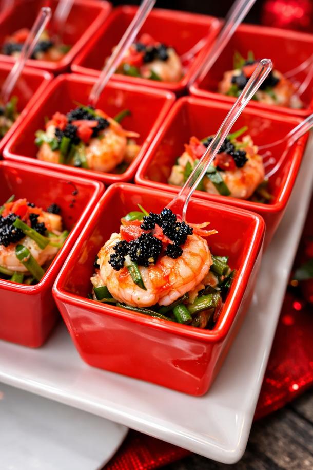 Канапе Креветка с салатом чука в ореховом соусе