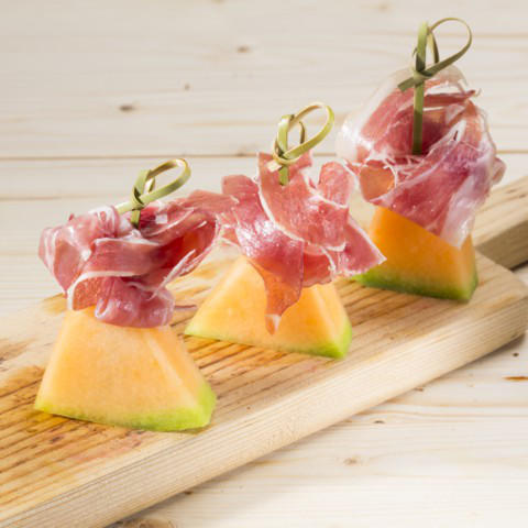 Канапе прошутто с медовой дыней Канапе прошутто с медовой дыней