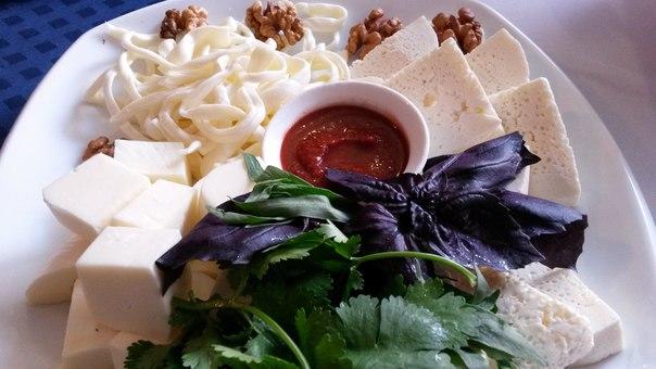 Кавказские сыры: сулугуни, имеретинский, чечил молочный и копченный