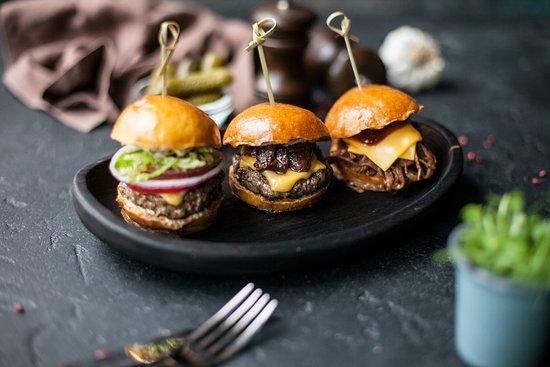 Мини-бургер из мраморной говядины с сыром чедер