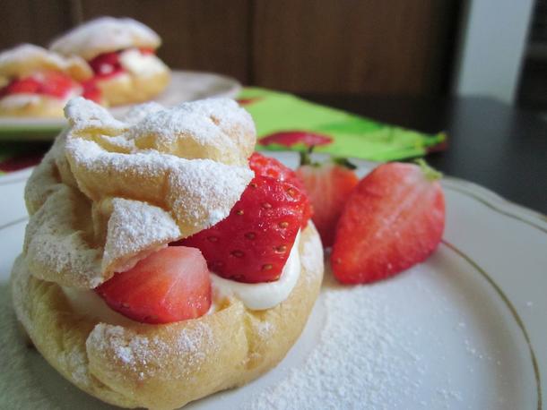 Профитроли с муссом клубники