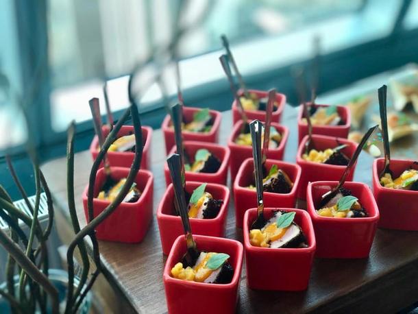 Канапе Тунец с соусом из манго Канапе Тунец с соусом из манго