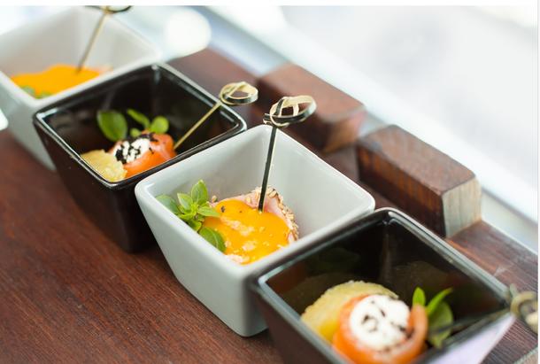 Канапе Тунец с соусом из манго