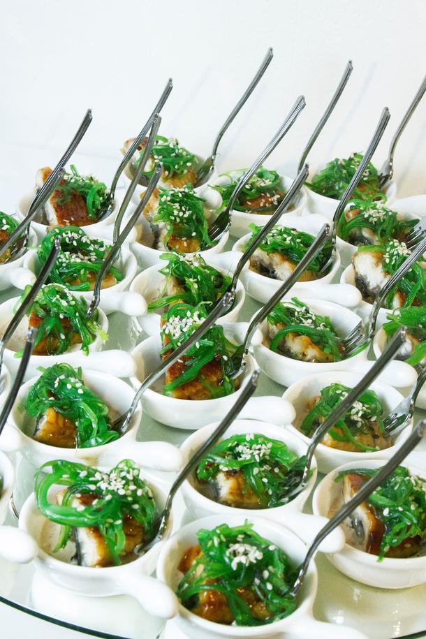 Канапе копченный угорь с салатом чукка и ореховым соусом Канапе копченный угорь с салатом чукка и ореховым соусом