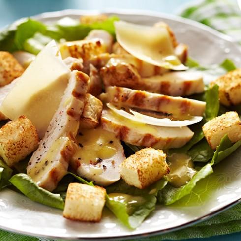 Цезарь с салатом ромэн, крутонами и классическим соусом - с куриной грудкой на гриле Цезарь с салатом ромэн, крутонами и классическим соусом - с куриной грудкой на гриле