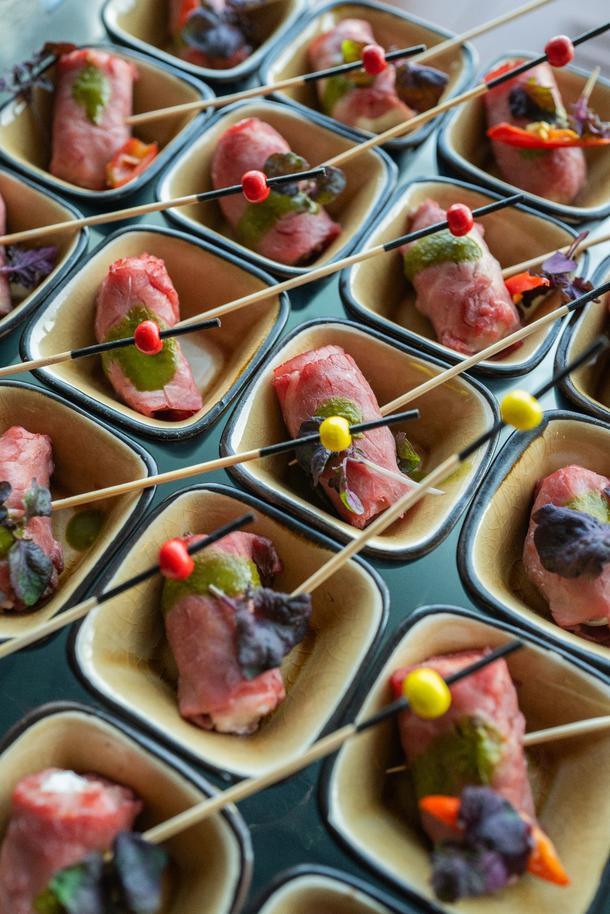 Рулетик из ростбифа с мягким сыром и укропным кремом Рулетик из ростбифа с мягким сыром и укропным кремом