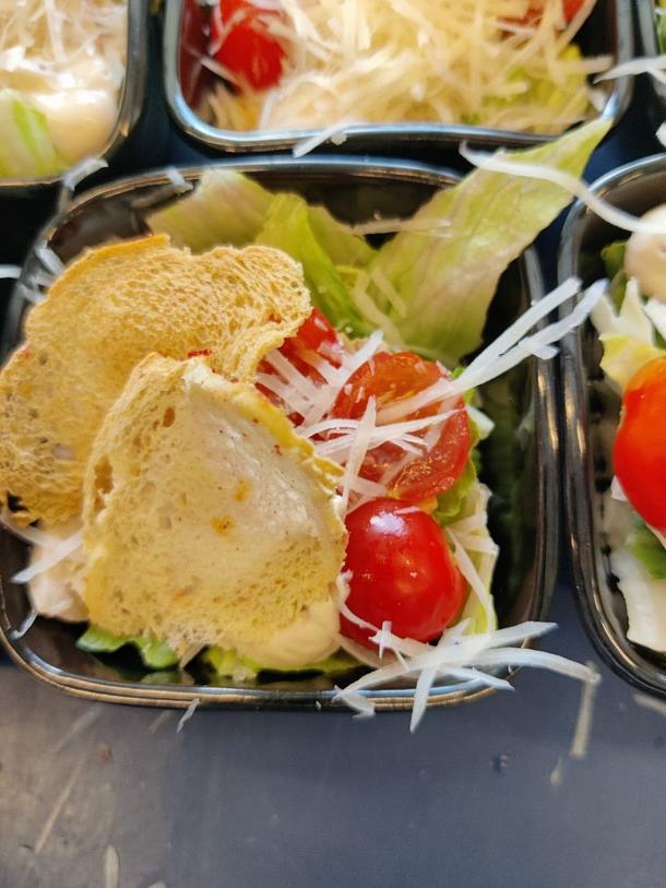Цезарь с куриной грудкой фуршет Цезарь с куриной грудкой фуршет