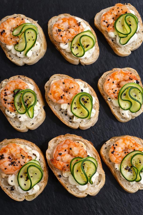 Брускетта с креветкой и моченым цукини