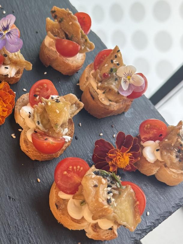 Брускетта с карамелизованным баклажаном и трюфельным мусом Брускетта с карамелизованным баклажаном и трюфельным мусом